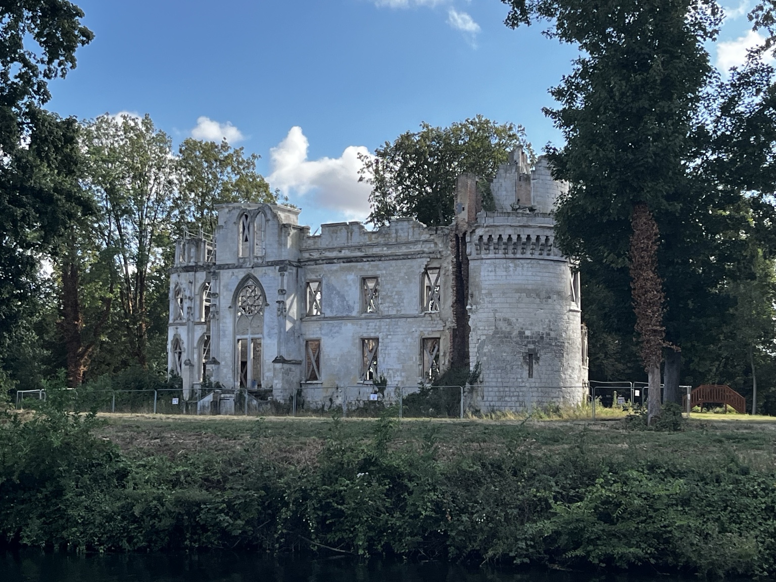 Patrimoine découvert au bord d’un chemin dans la Somme